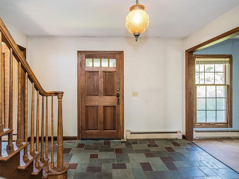 324 Middle Road photo 3
