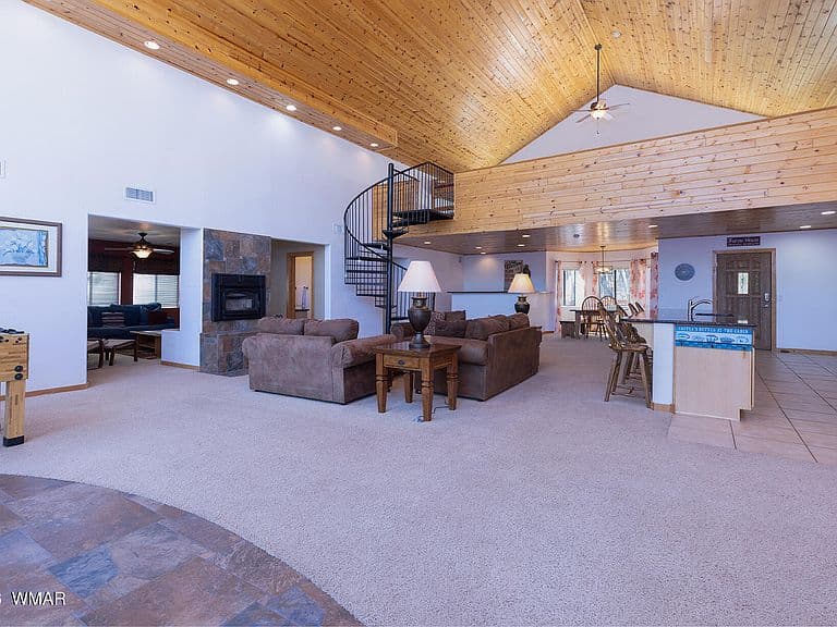 575 W Redwood Ln photo 4