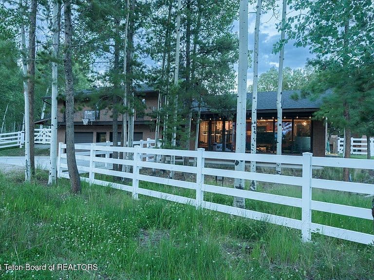 559 Moose St photo 1