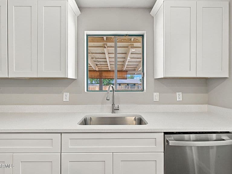 218 W BEAUTIFUL Lane photo 5