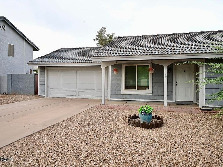 1158 E DEL RIO Street photo 2