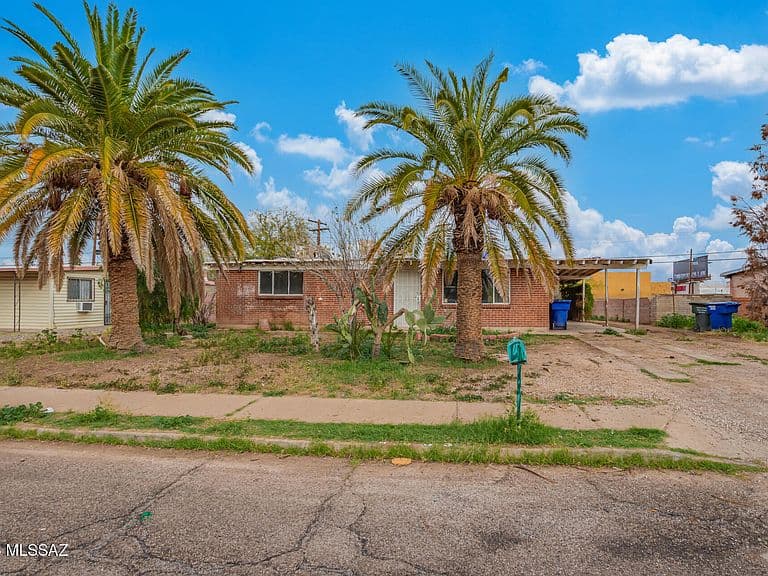 4833 E 23rd St photo 1