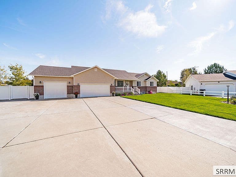 1365 Amaya Cir photo 3