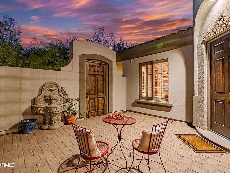 1813 W CAMARGO Court photo 2