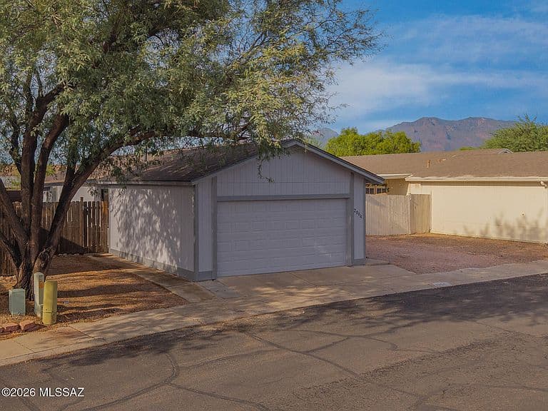 2064 W Brittain Dr photo 3