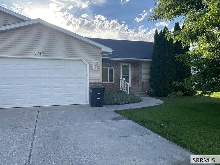 1145 Ashland Dr photo 1