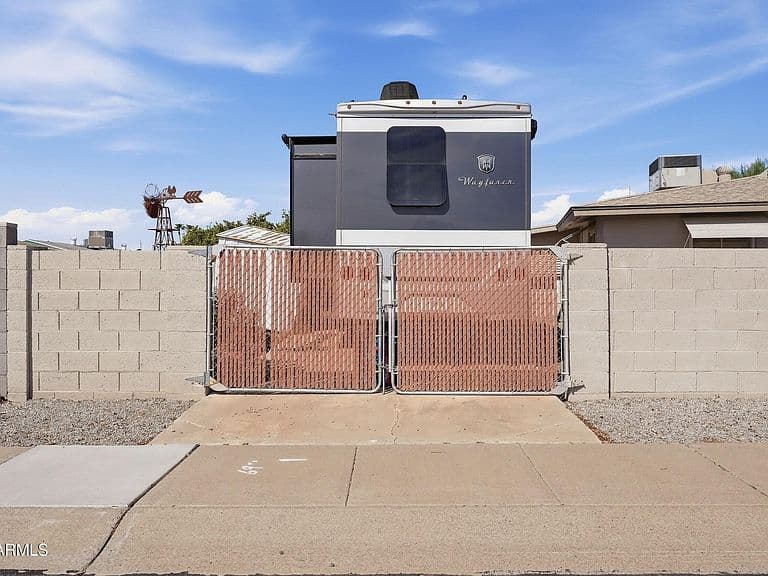 6337 E DES MOINES Street photo 2