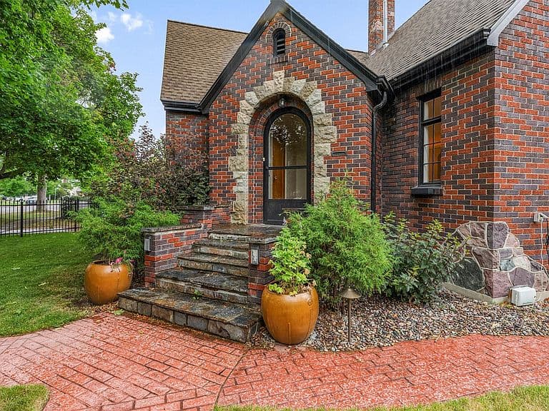 300 Connell Ave photo 1