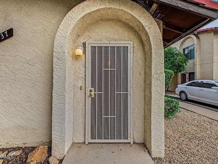 2437 E TRACY Lane #1 photo 3