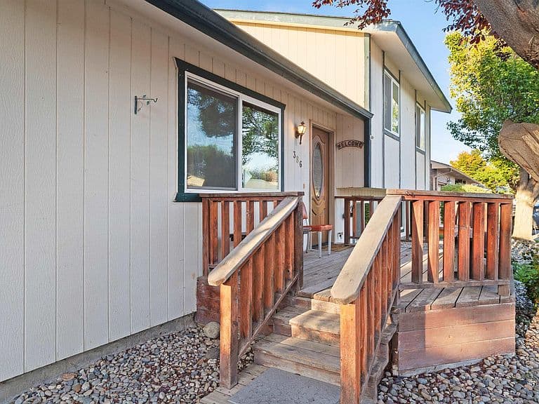 386 Crestview Dr photo 2