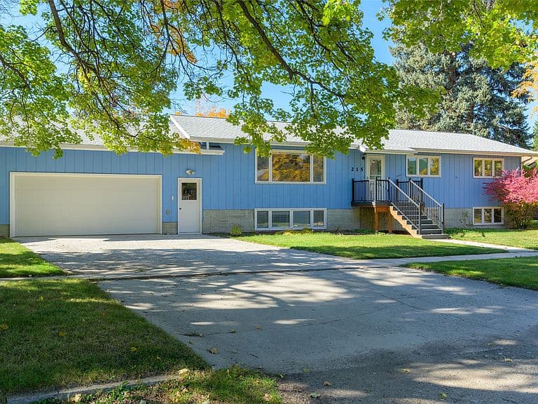 215 College St photo 2
