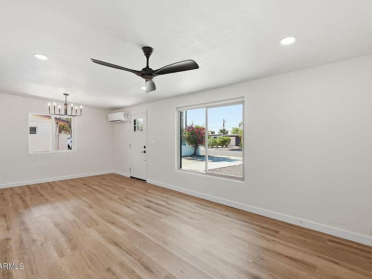 2230 W CAMBRIDGE Avenue photo 5