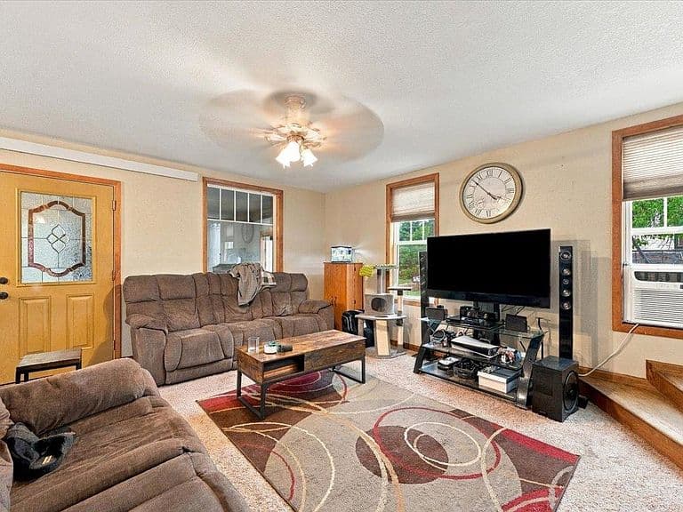 821 Arthur St photo 4