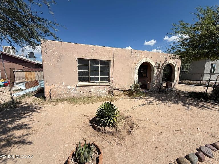 712 W Calle Adelanto photo 1