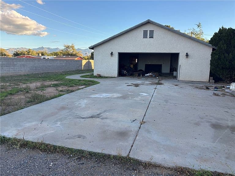 3120 E McVicar Avenue photo 3