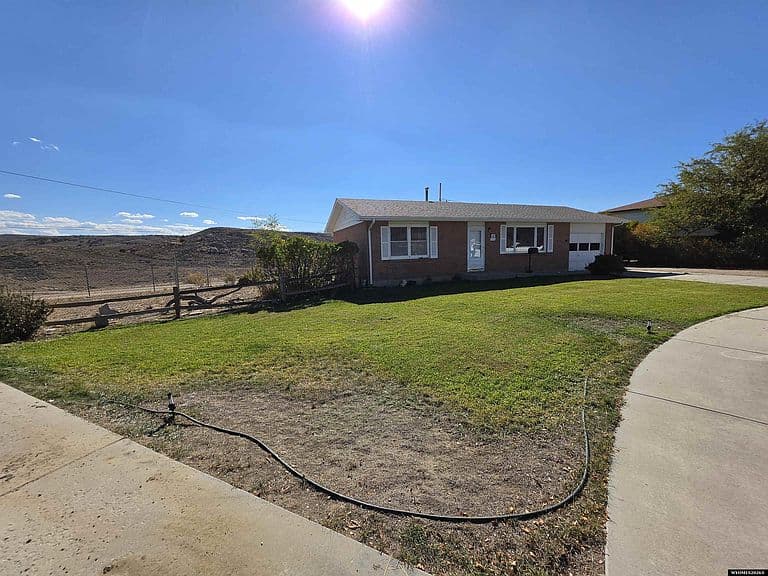 1563 Frontier Dr photo 2
