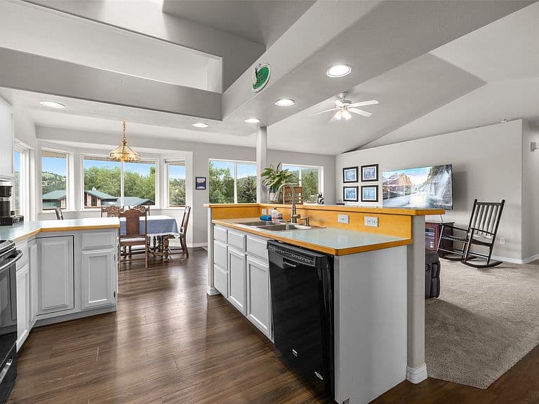 106 Rainbow Dr photo 2