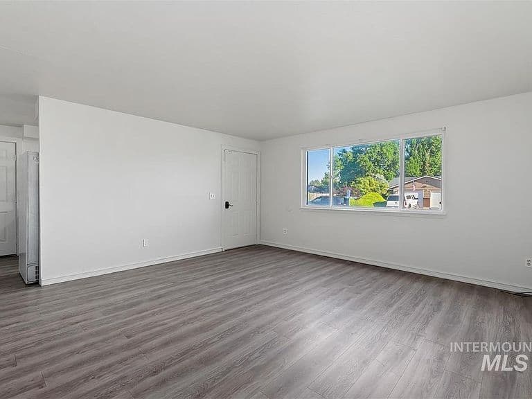 125 Donna Dr photo 3