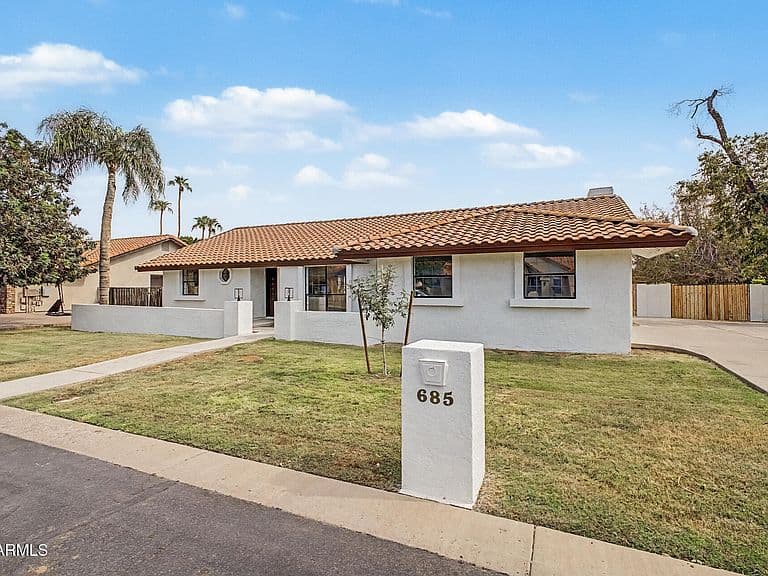 685 E LINDA Lane photo 1