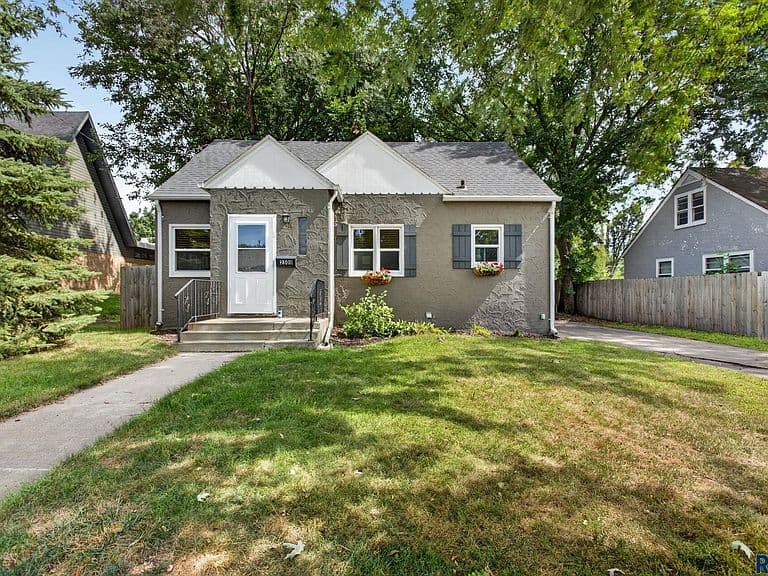 2500 S Jefferson Ave photo 1