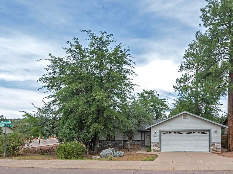 930 W Country Ln photo 1