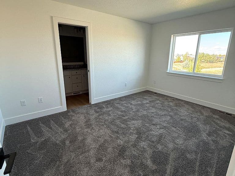 2085 Heathrow Ave photo 4