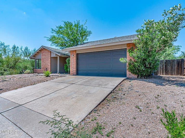2020 S Westmont Dr photo 4