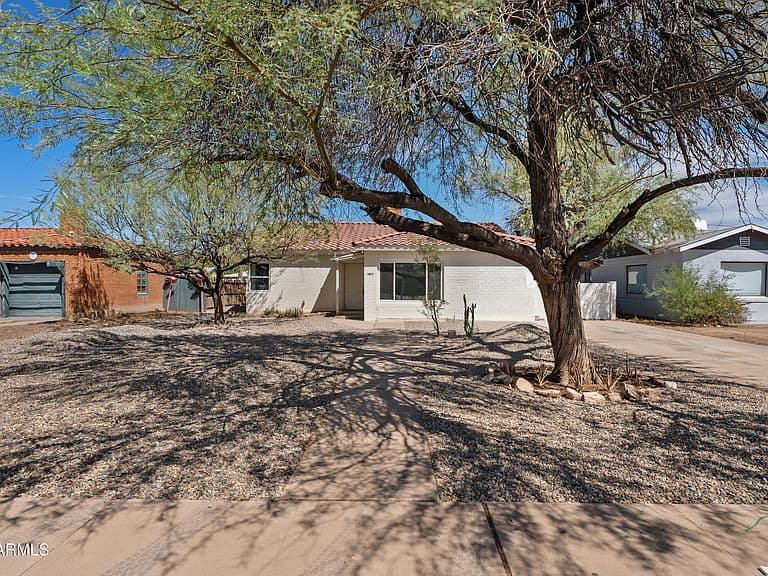 1726 E CORONADO Road photo 2