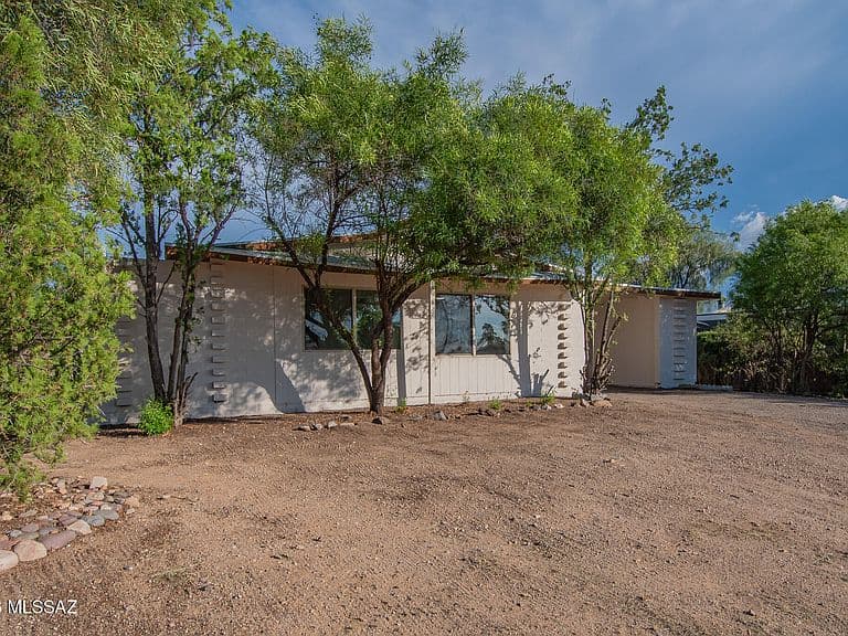 551 S Kent Pl photo 3
