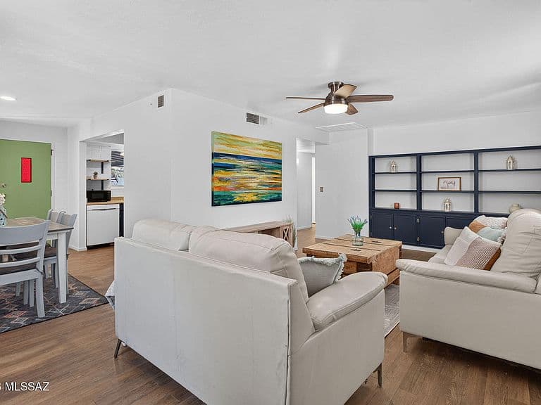 117 W George Truit St photo 2