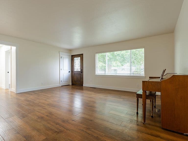 2213 Conant Dr photo 3