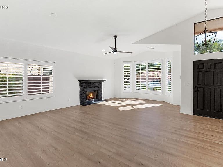 222 E VAUGHN Avenue photo 3