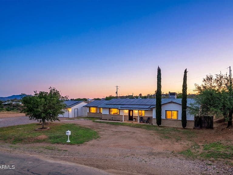 985 E SAGUARO Drive photo 1