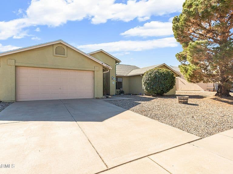 2954 Thunderbird Dr photo 2