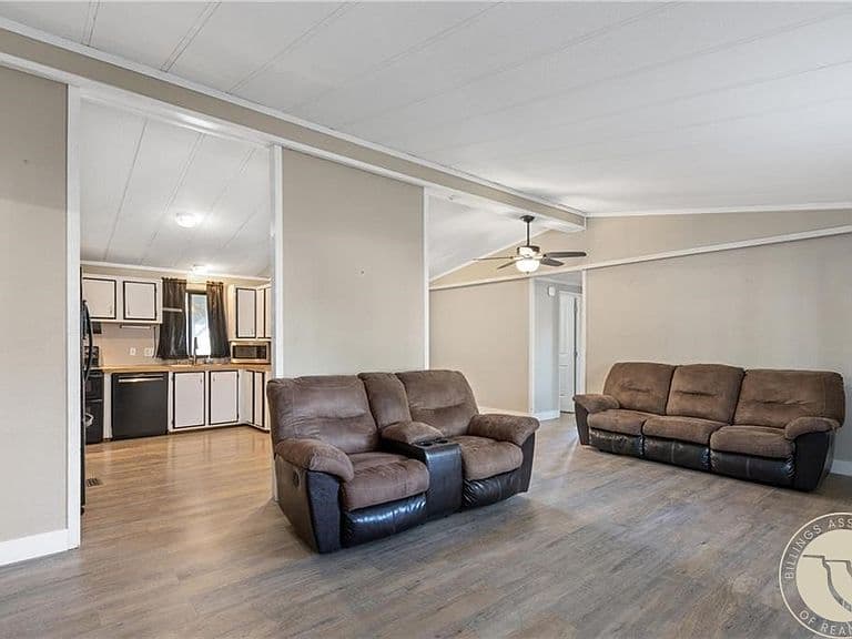 535 Jemstone Dr photo 2