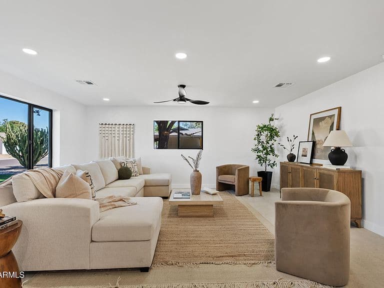 4534 N 30TH Place photo 3