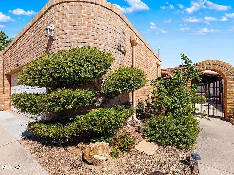 1618 W Calle Hacienda photo 2