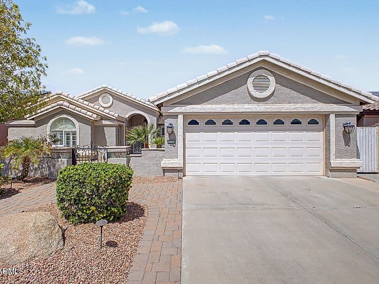 15736 W VALE Drive photo 1