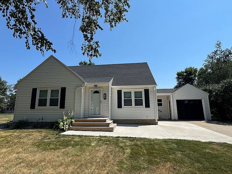305 Park Dr photo 1