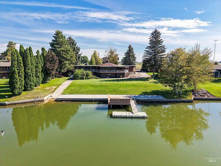 1109 S River Dr photo 2