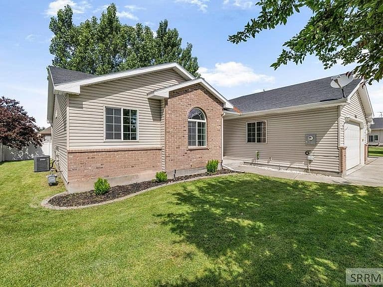 1144 S Ashland Dr photo 2