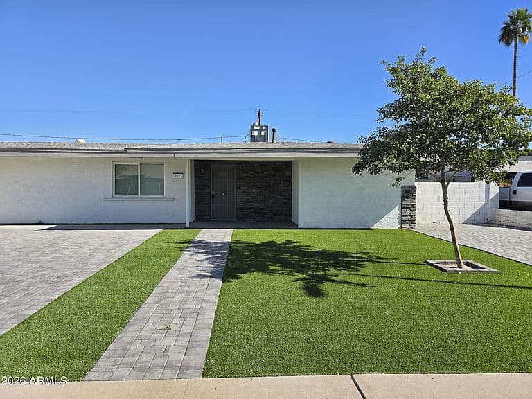 4021 N 49th Ave photo 1