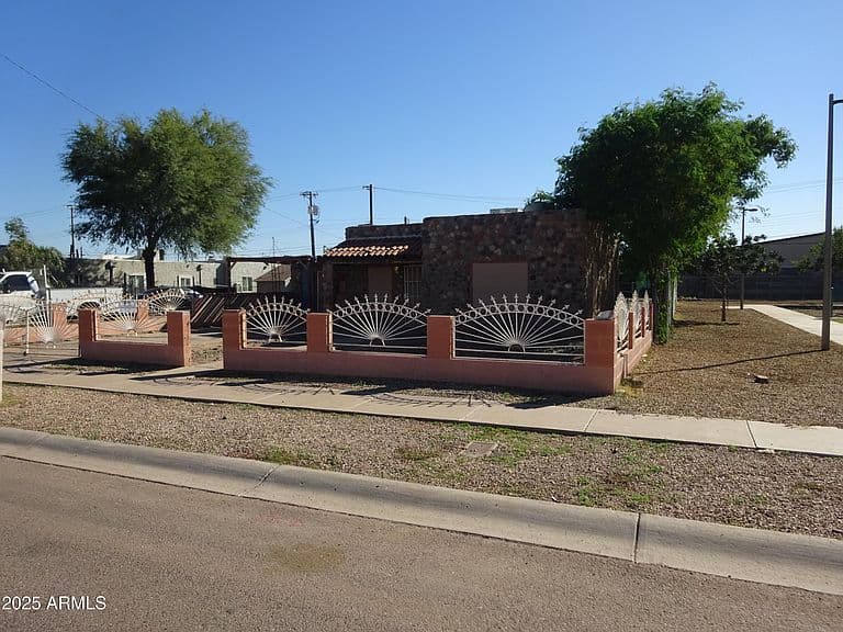 2821 E ADAMS Street photo 5