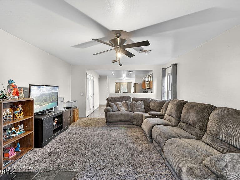 7612 S 64th Ln photo 4