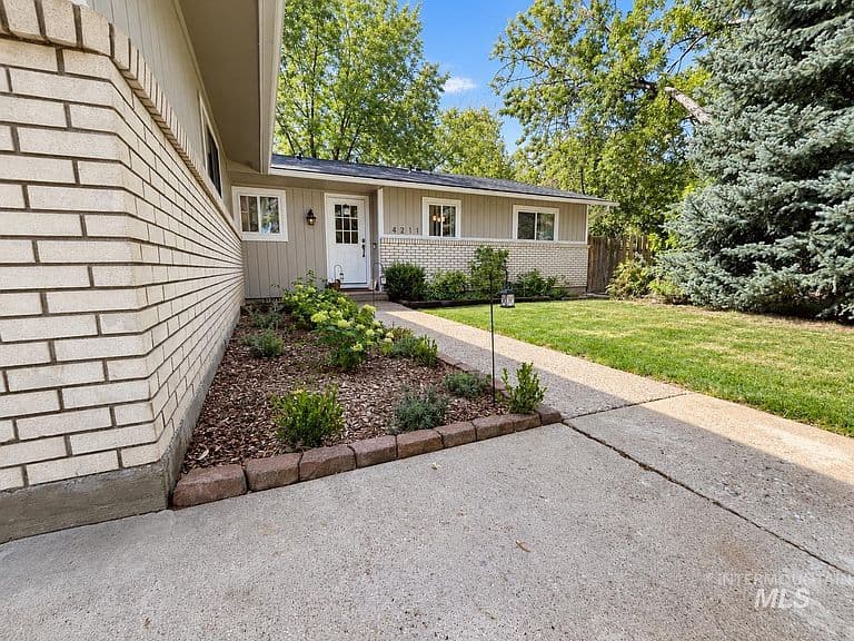 4211 N Jennifer Pl photo 2