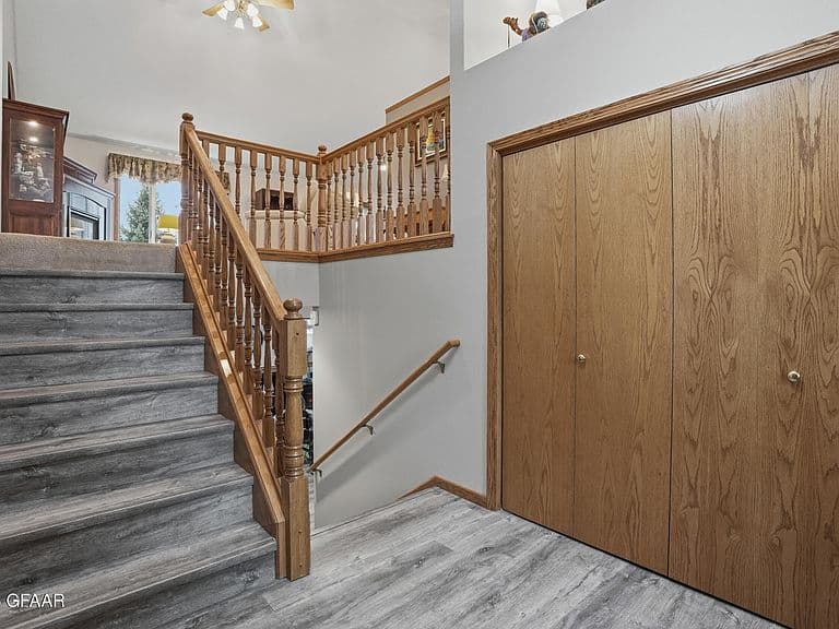 605 Evergreen Dr photo 3