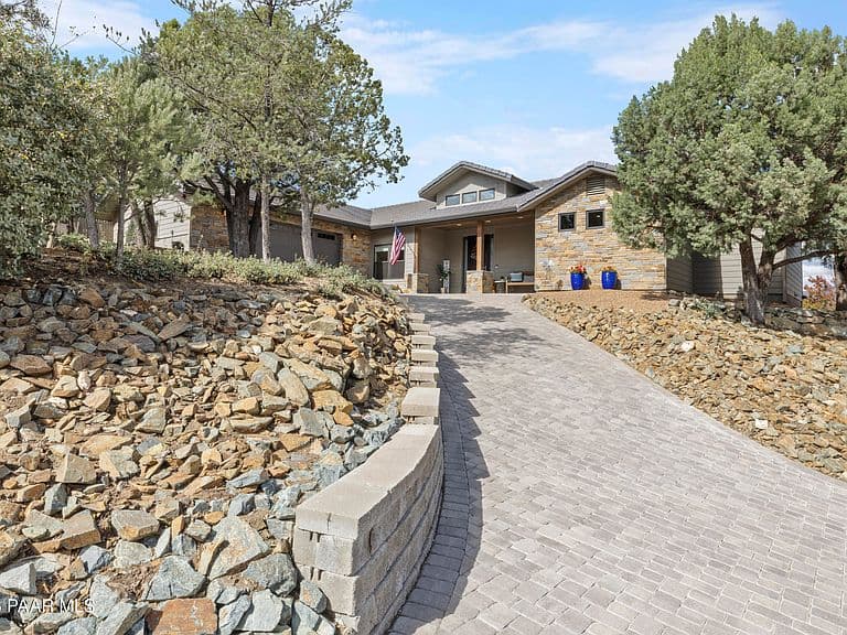 2070 Crestview Ct photo 1