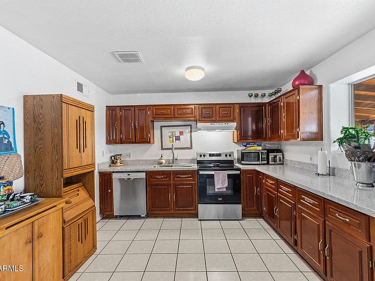 1229 E DEVONSHIRE Avenue photo 3