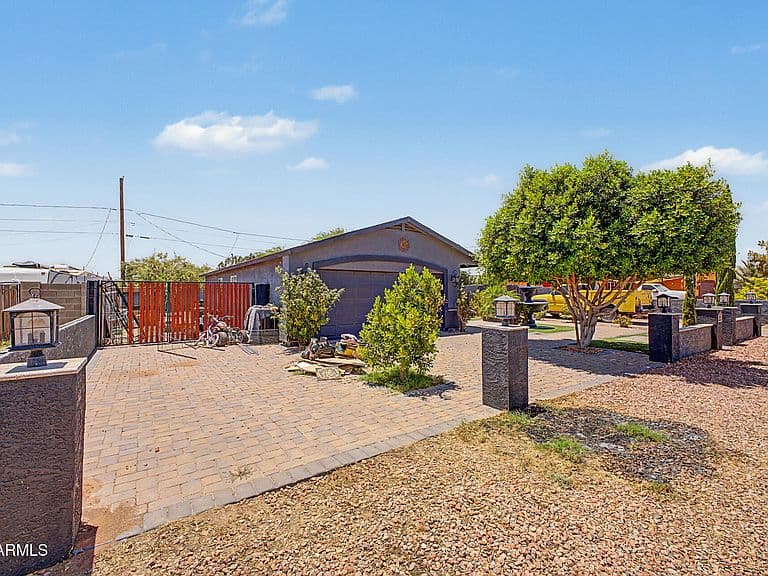 5217 E SHADOW Lane photo 1