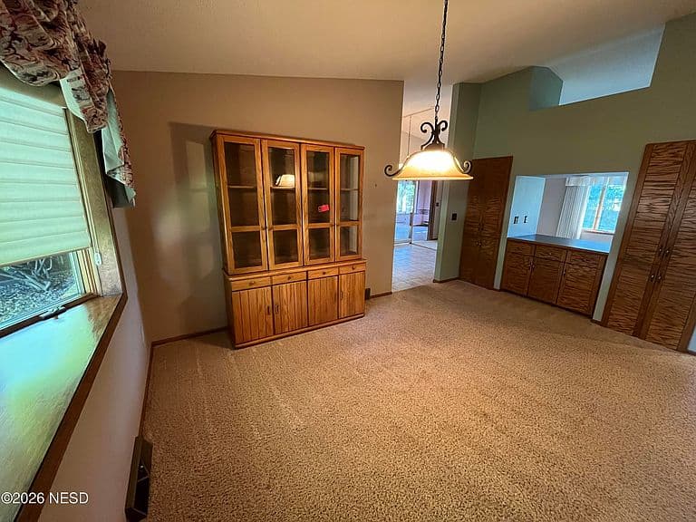 1619 Hillcrest Dr photo 3